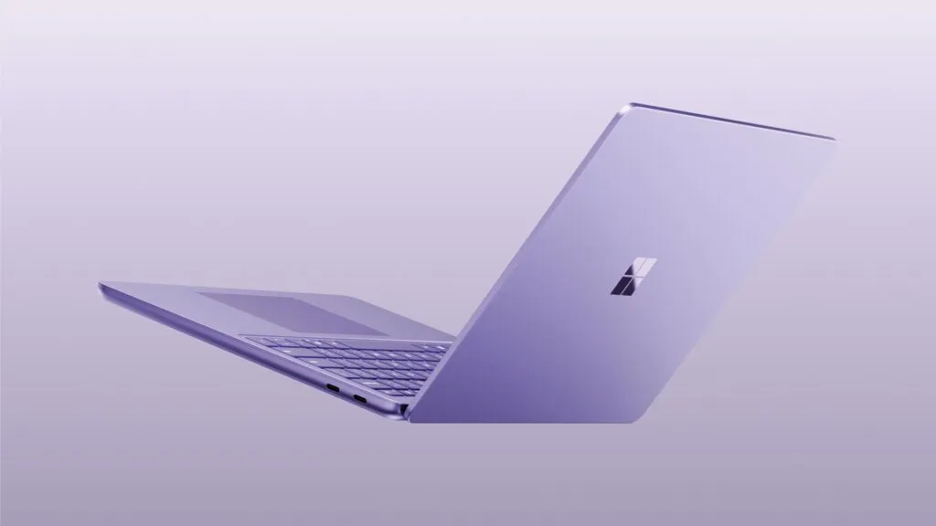 화면과 키보드가 힌지로 연결된 보라색 Surface Laptop 13인치