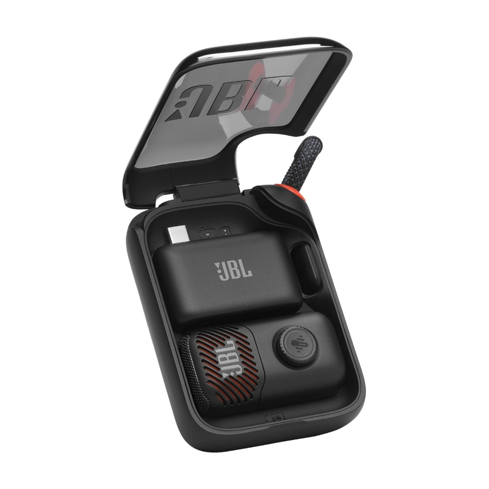 뚜껑을 연 케이스 안에 담긴 JBL EasySing Mic Mini 마이크와 연결 장치